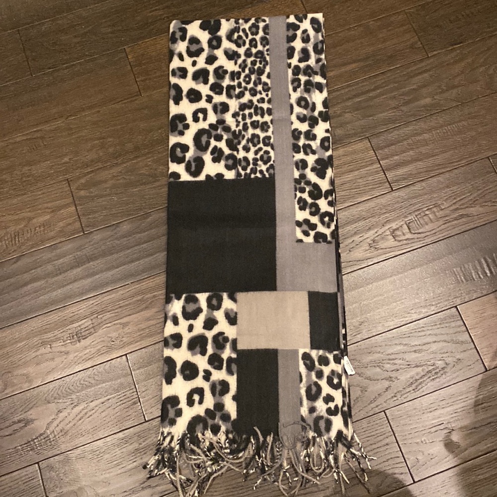 Printed scarf NWT